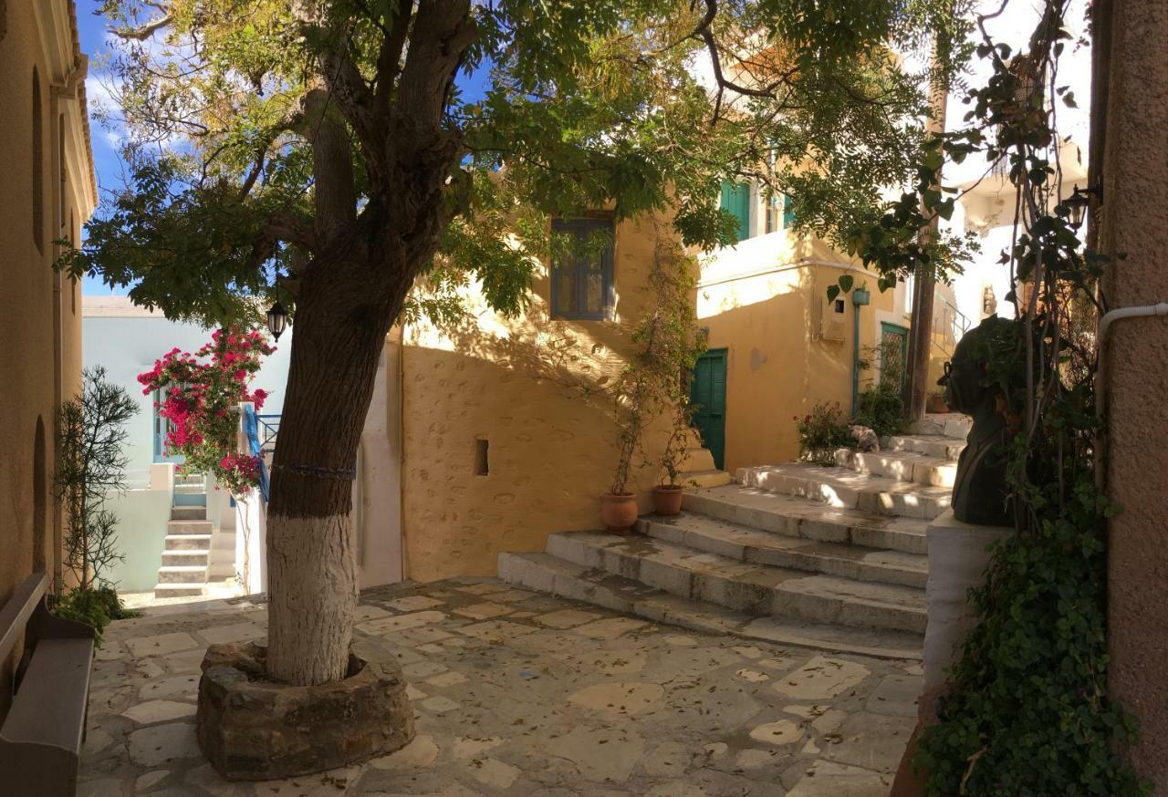 Traditional Medieval Stone House In "Ano Syros" Exteriör bild