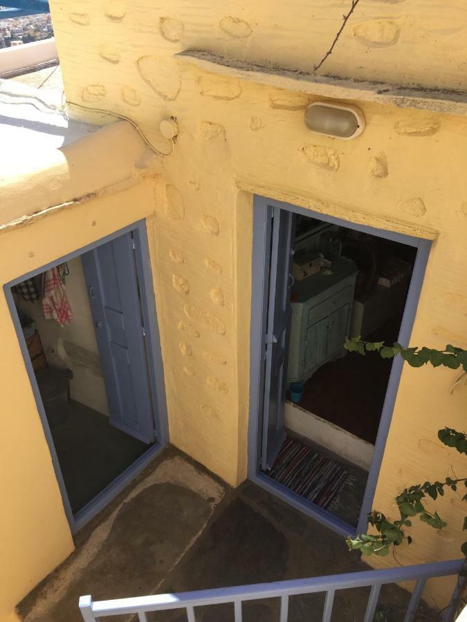 Traditional Medieval Stone House In "Ano Syros" Exteriör bild