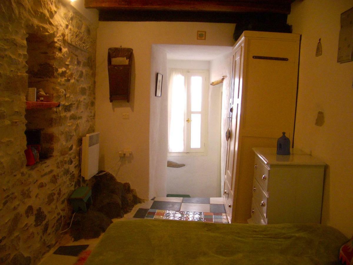 Traditional Medieval Stone House In "Ano Syros" Exteriör bild