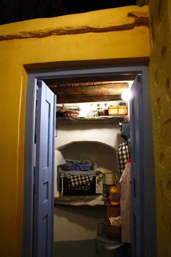 Traditional Medieval Stone House In "Ano Syros" Exteriör bild